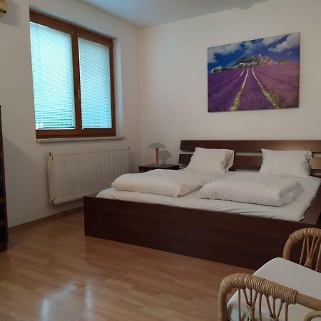 Kate & Jenny - Two-Level Apartment In The Old Town Bratislava Buitenkant foto